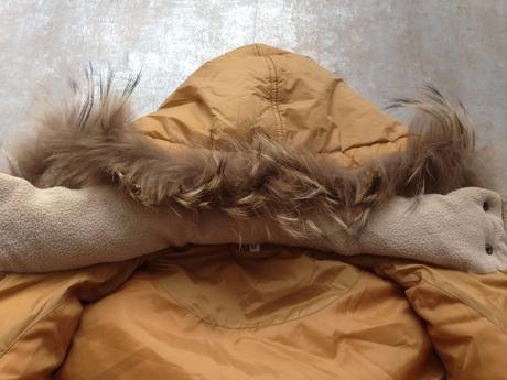 Zlatá péřová vesta kapuce zn.retro jeans s-m,36-38, s