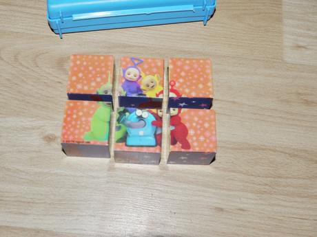 Maly kufrik s kostickami-puzzle-kosticky- na cesty,