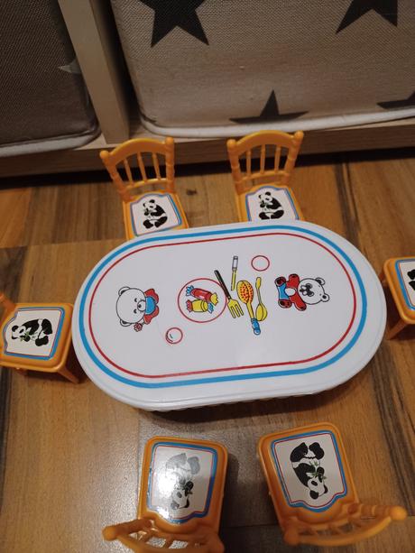 Stůl pro malé panenky, 