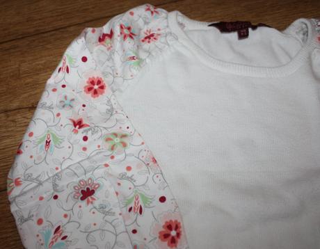 Svetřík s květovanými rukávy, 110