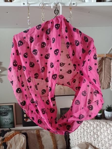 Kruhová šála šátek nákrčník s lebkami, takko,158