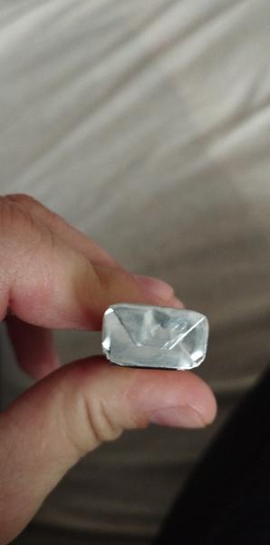 Dítě snědlo obal z bonbónů. Je nutná návštěva lékaře?