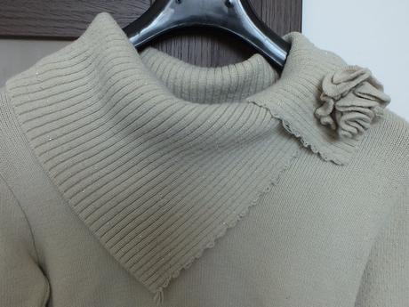 Krémový/béžový svetr s aplikací na límci, s