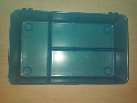 21 malých postaviček v plastovém boxu, 