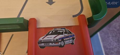 Woody dřevěná patrová garáž s výtahem, 