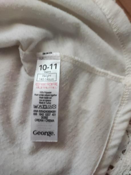 Bílé krajkové šaty, 140