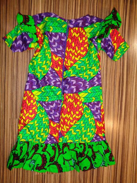 Krásné barevné šaty s volány, 152