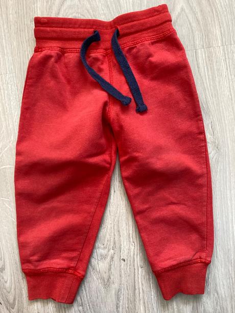 Červené tepláky, lupilu,86