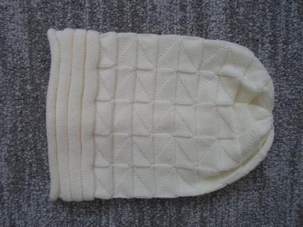 Bílá přepadlá čepice houmleska, 116