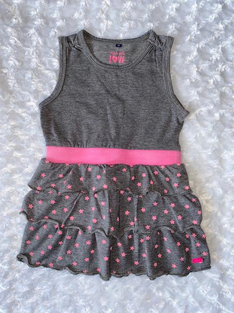 Šedé šaty frendz, 80