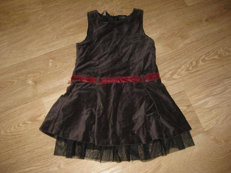 Sametové šaty s organzovou mašlí a tylem a svetr, george,110