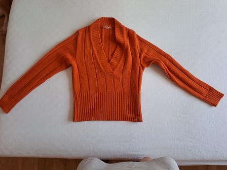 Svetr s výstřihem, vel.m, m