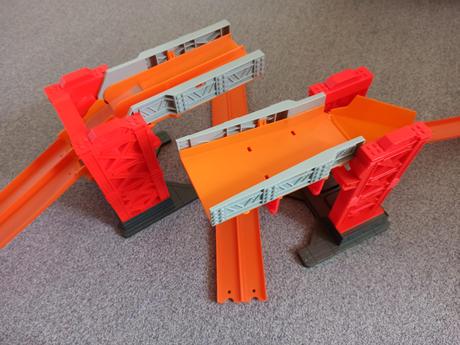 Hot wheels track builder padací most, 