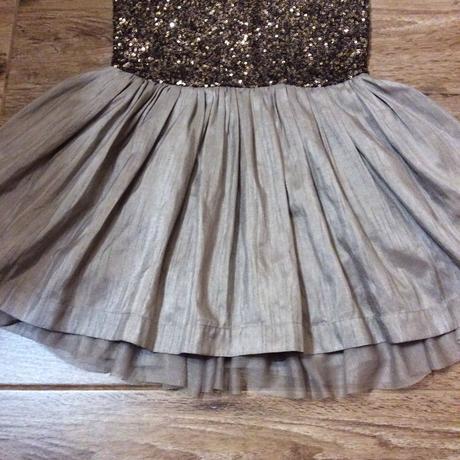 Slavnostní šaty zdobené drobnými zlatými flitříky, matalan,134