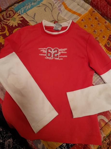 Červené sportovní triko ucourané rukávy zdarma, 152