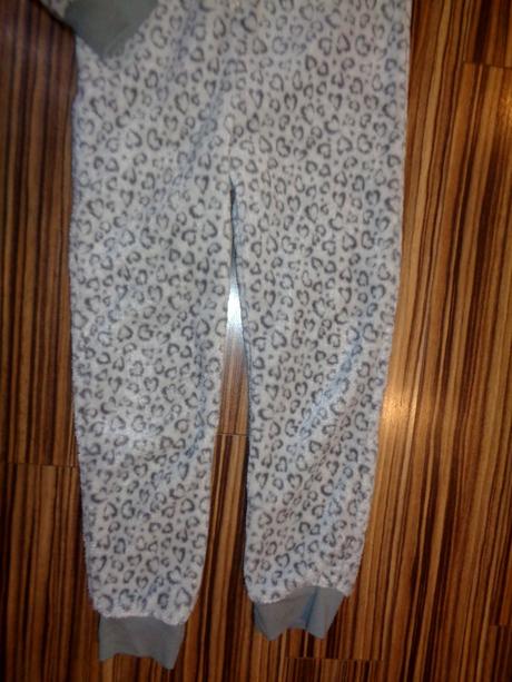 Teploučký měkoučký overal-šedý se srdíčky 134/140, c&a,134