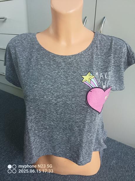 Crop-top zn."page one young" vel."146-152", 146