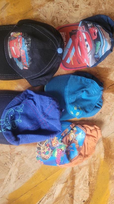 Kšiltovky a tílka, 122–134