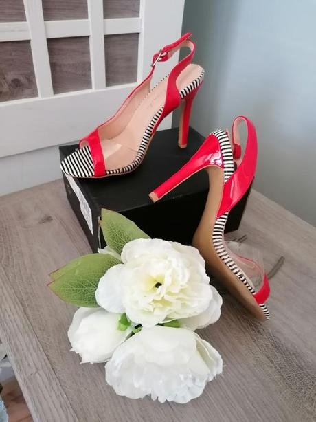 Červené sandály, 36