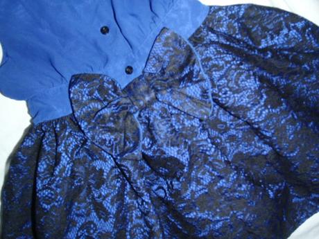 Exkluzivní modorfialkové šaty s černou krajkou, 92