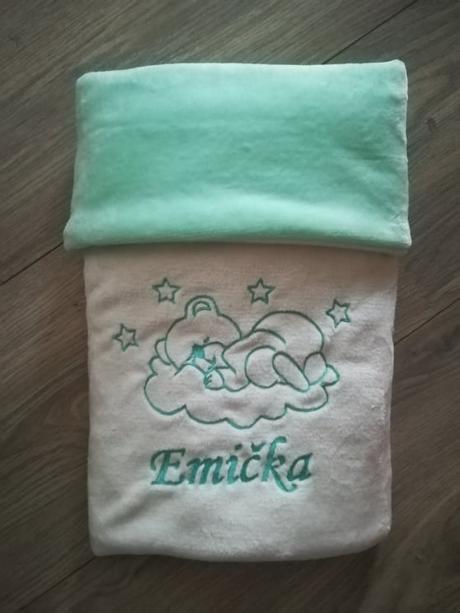Deka s výšivkou jména na přání - více barev, 