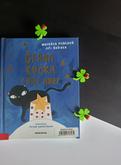 #ctivachvilka.. aneb
Nosí černá kočka smůlu nebo štěstí? 🍀
Možná záleží na tom, v jaké zrovna žije zemi.
Šíša je obyčejná kočka z Prahy, žije na půdě letohrádku Hvězda a ráda pozoruje noční oblohu. Ale má jedno velké trápení - všichni lidé kolem si myslí, že nosí smůlu. Jednoho dne se proto vydá vlakem do Vídně do Ústavu pro výzkum předsudků..ale tím její cesta nekončí a rázem se ocitne až v Japonsku! Jaké je její překvapení, když zjistí, že tam naopak černé kočky přináší štěstí. Tady by mohla u...