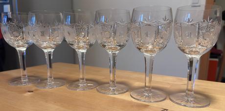 Šest broušených sklenic z křišťálu na víno, 