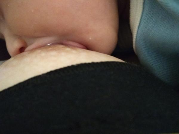 Přisátí. Je to dobře?