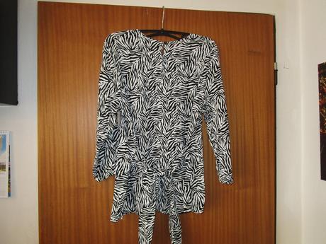 Pěkná lehoučká vzorovaná bílo-černá bavl. halenka, 40