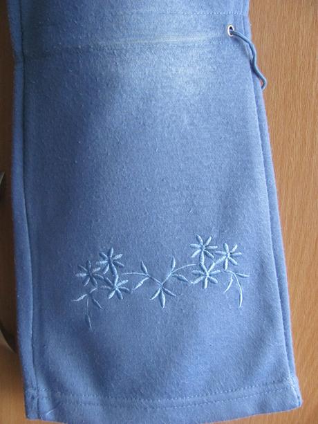 Modrofialové kalhoty, 122