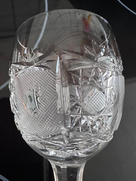 Šest broušených sklenic z křišťálu na víno, 