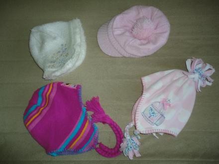 Čepičky vel. 3-4 roky, cena kus nebo celkem, next,98