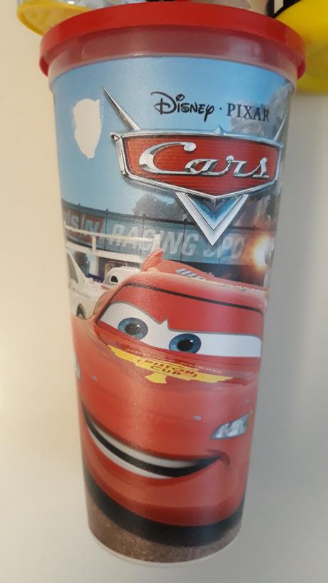 Dva kelímky dory a blesk mcqueen., 