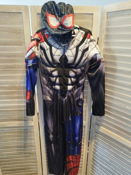 Spider-man s maskou 9/10 let 220 kč, 