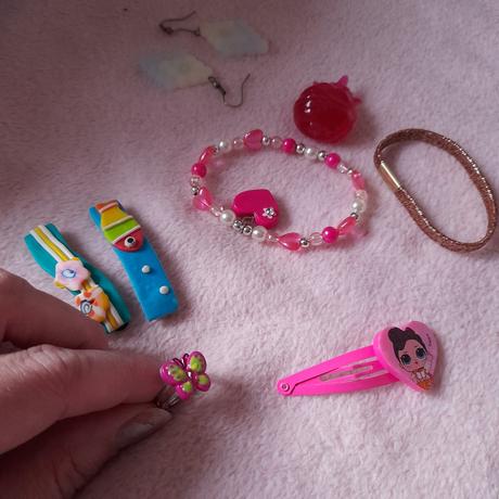 Růžový košík a holčičí šperky, 