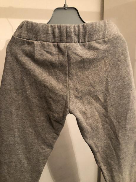 Šedé tepláky s kapsami a tkanicí, 104