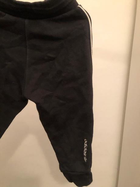 Černé tepláčky adidas s kapsami a tkaničkou, 92