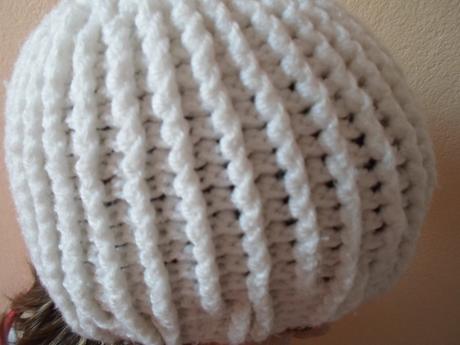 Bílá háčkovaná čepice čepička, 116