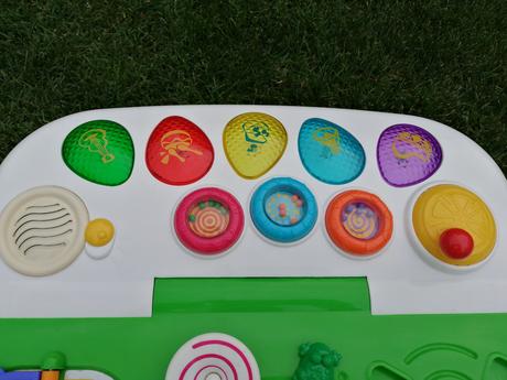 Hrající stoleček,