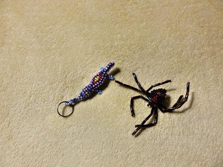 Pavouk magnet z korálků a klíčenka ještěrka,