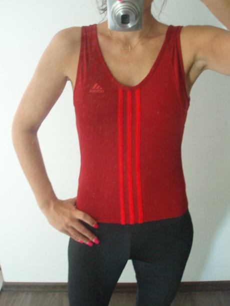 Červené tílko adidas, s