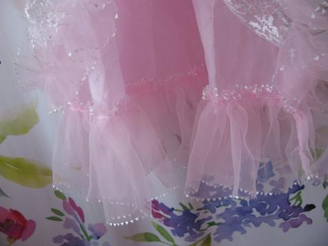 Krásné růžové šatičky s volánky, 92