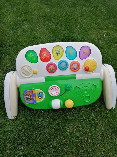 Hrající stoleček,