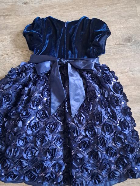 Slavnostní bohaté šaty, 110