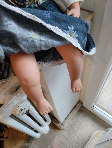 Značená sedící porcelánová panenka,