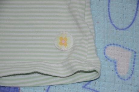 Prouhaté bavlněné tričko s kytkou, 68