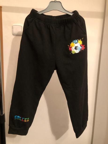 Černé tepláky s kopačákem, 110