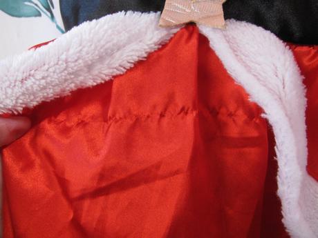 Vánoční saténové šaty, 104