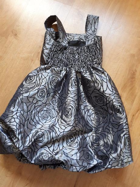 Krásné sváteční balónkové šaty, 122