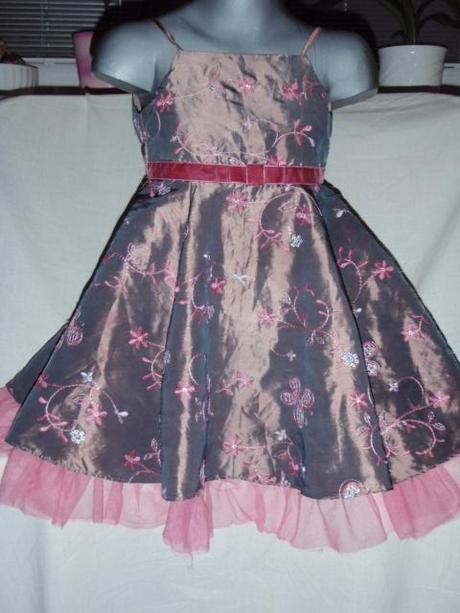 Překrásné měňavé vyšívané šaty, 92